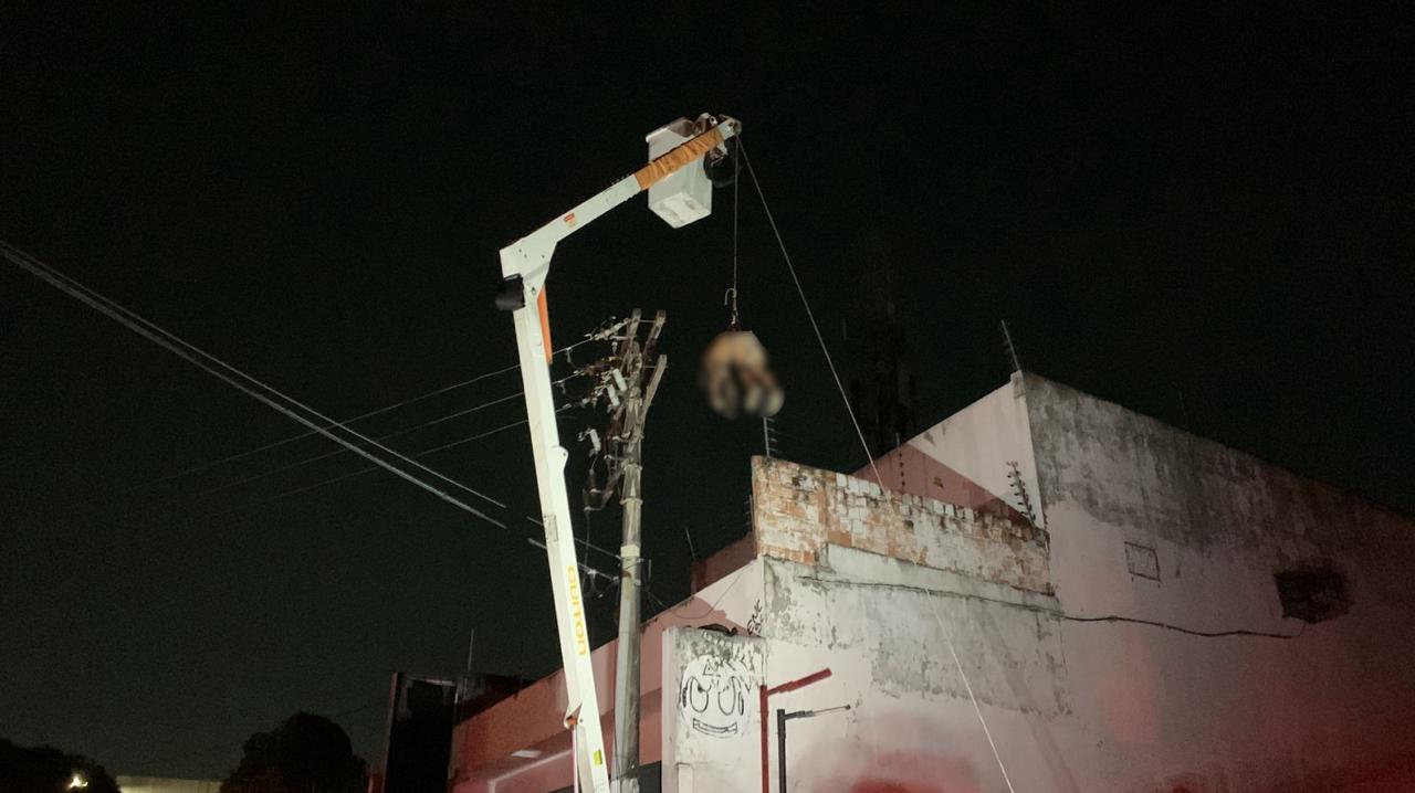 Homem é eletrocutado e corpo fica preso em cima de poste no Centro de Manaus