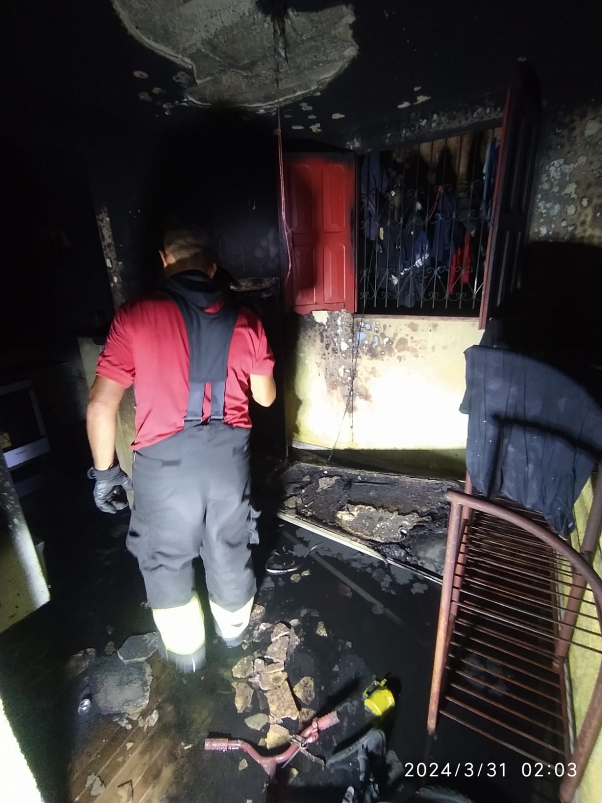 Casa pega fogo e família escapa da morte pela caixa do ar condicionado no São Raimundo