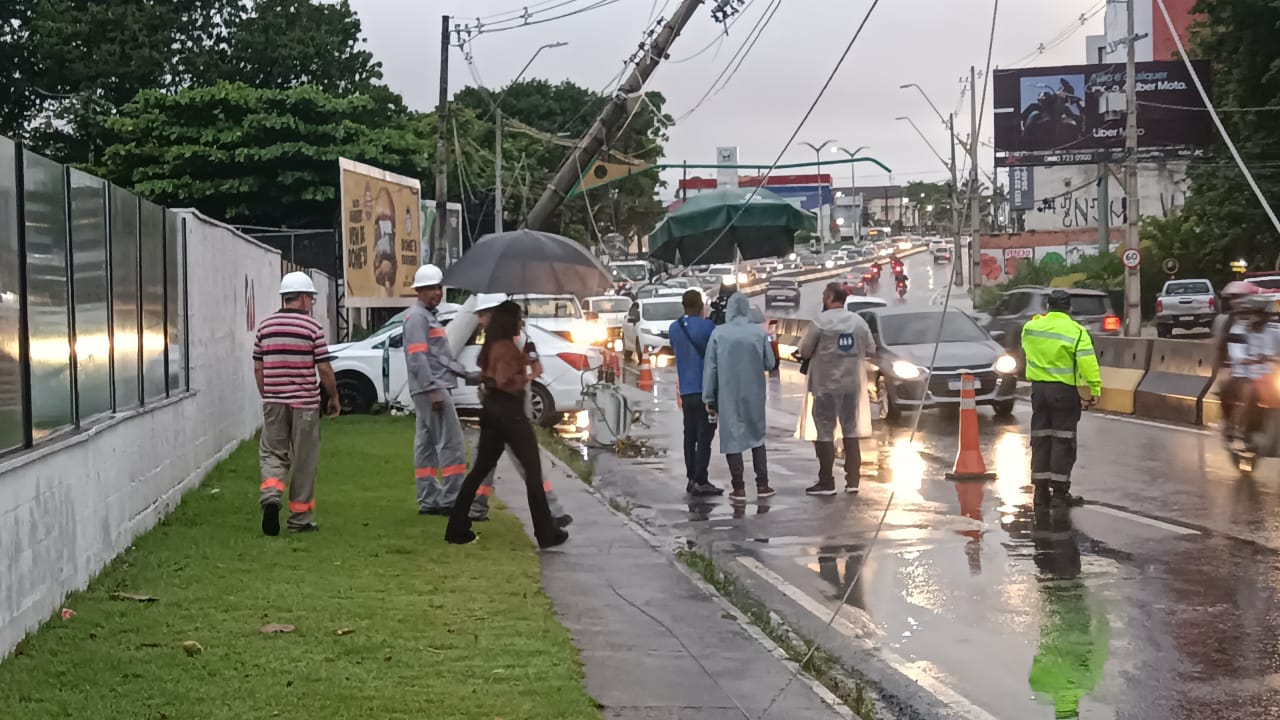 Após aquaplanar, carro colide com poste e destrói parte de muro na Efigênio Salles