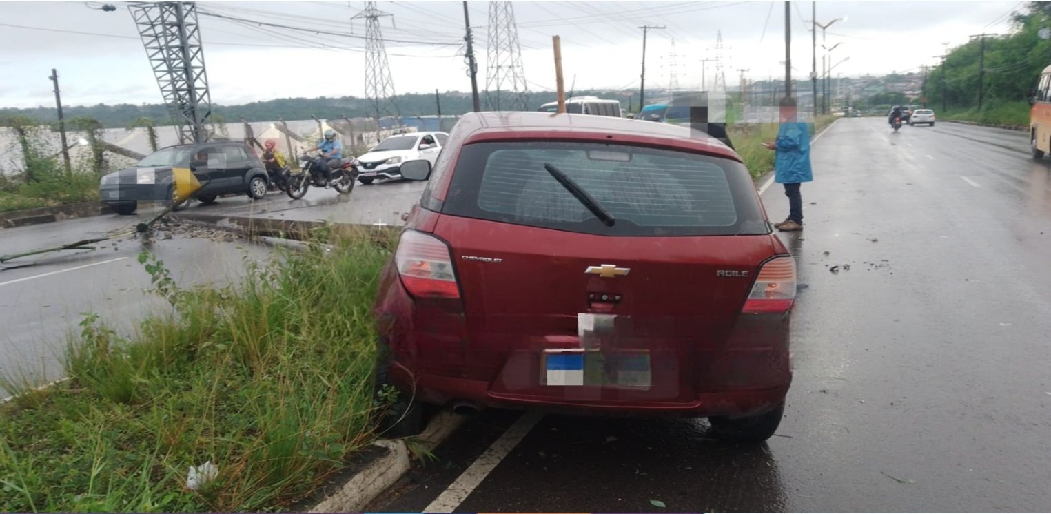 Carro derruba poste em acidente e bloqueia avenida Autaz Mirim
