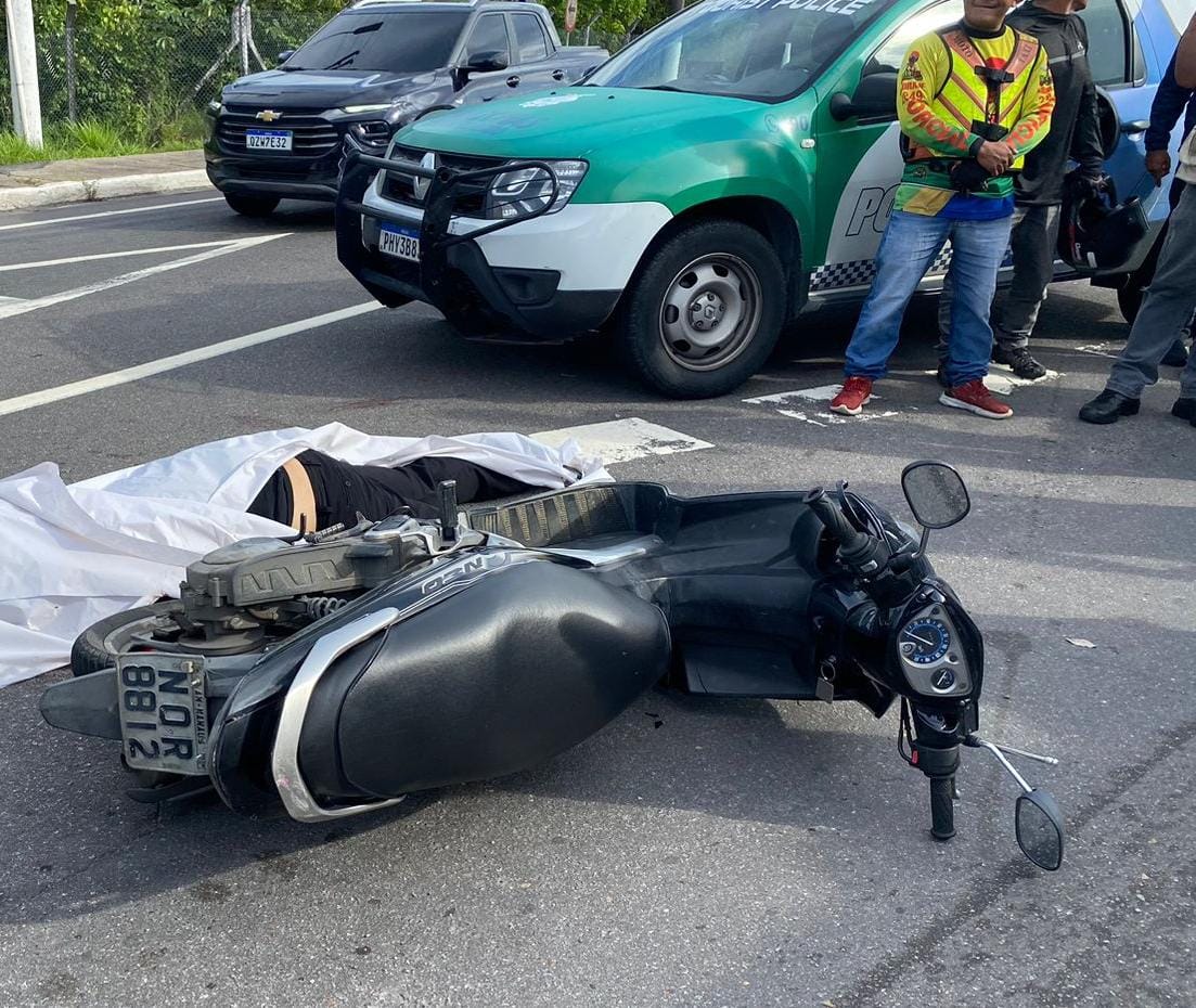 Motociclista morre ao ter cabeça esmagada em acidente com carro na Av. Torquato Tapajós