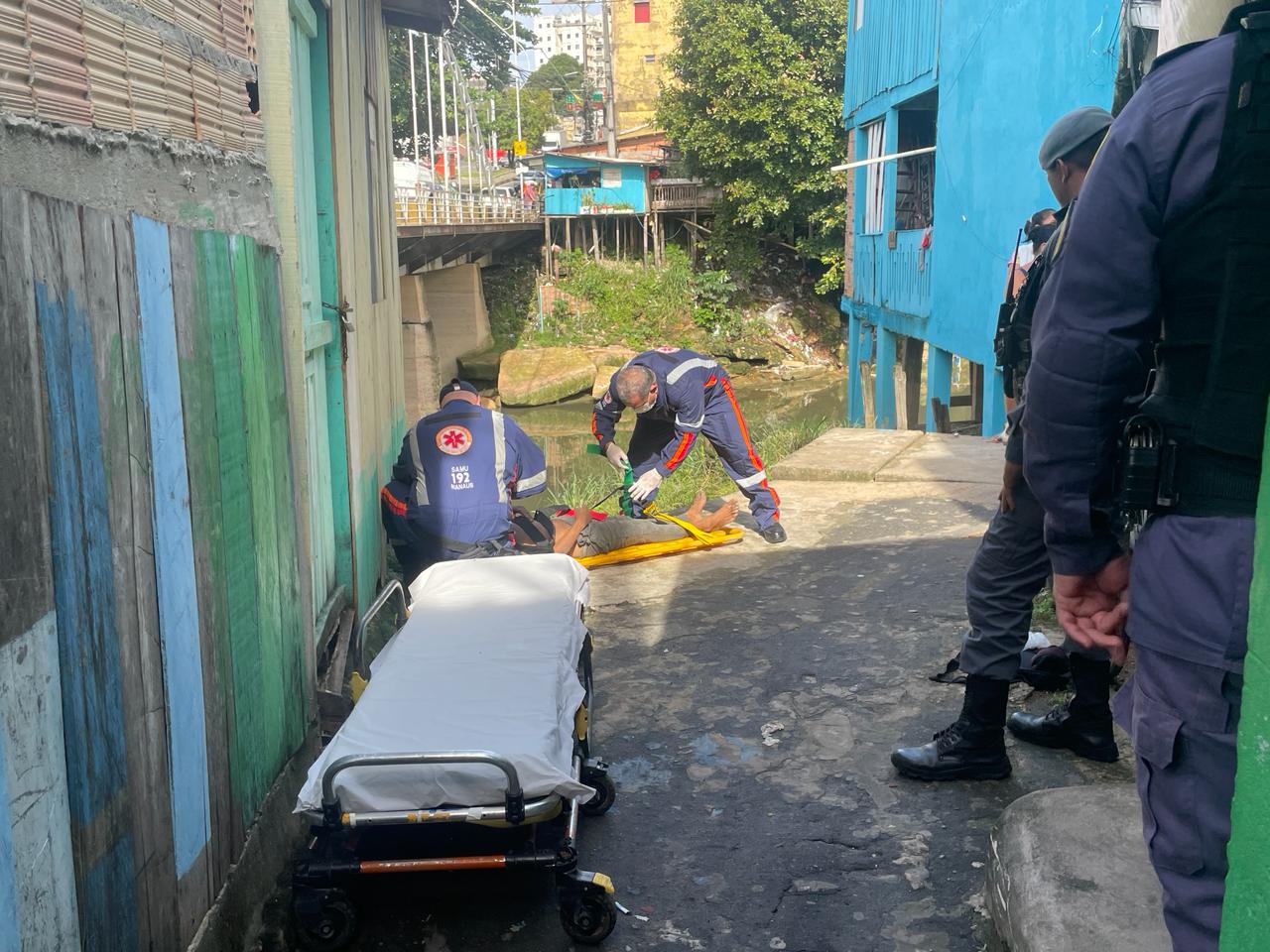Suspeito de assalto despenca de ponte ao ser perseguido por populares no São Jorge