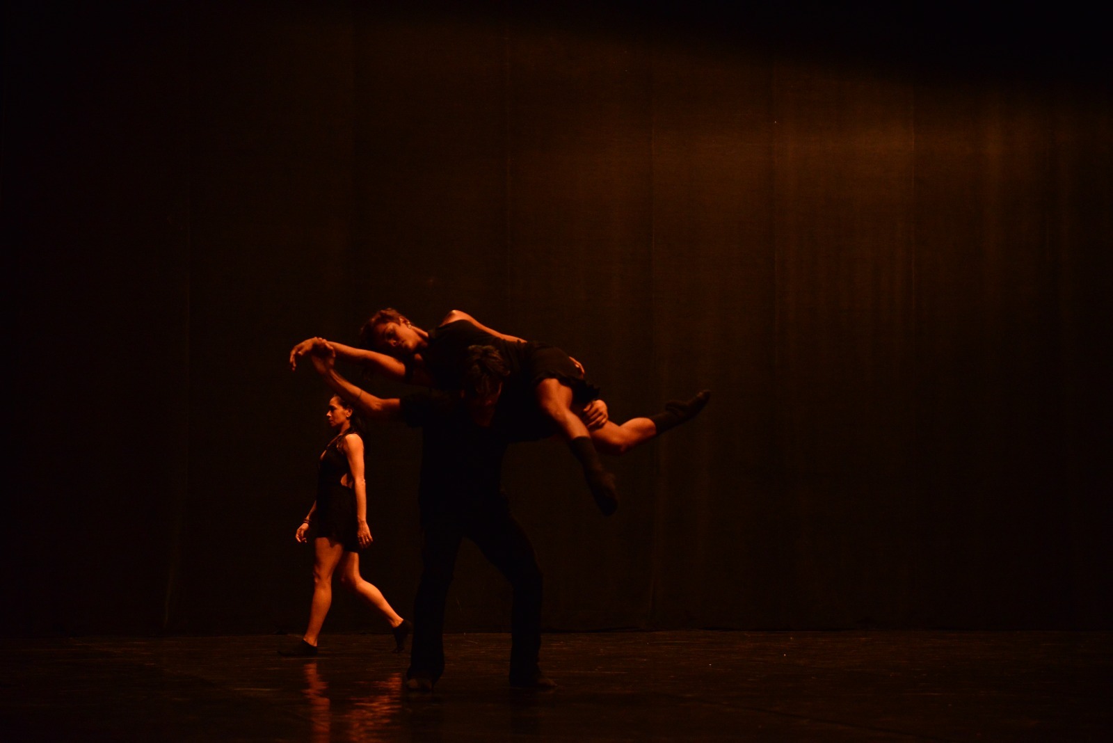 Corpo de Dança e Orquestra de Câmara apresentam 'Solatium' no Teatro Amazonas