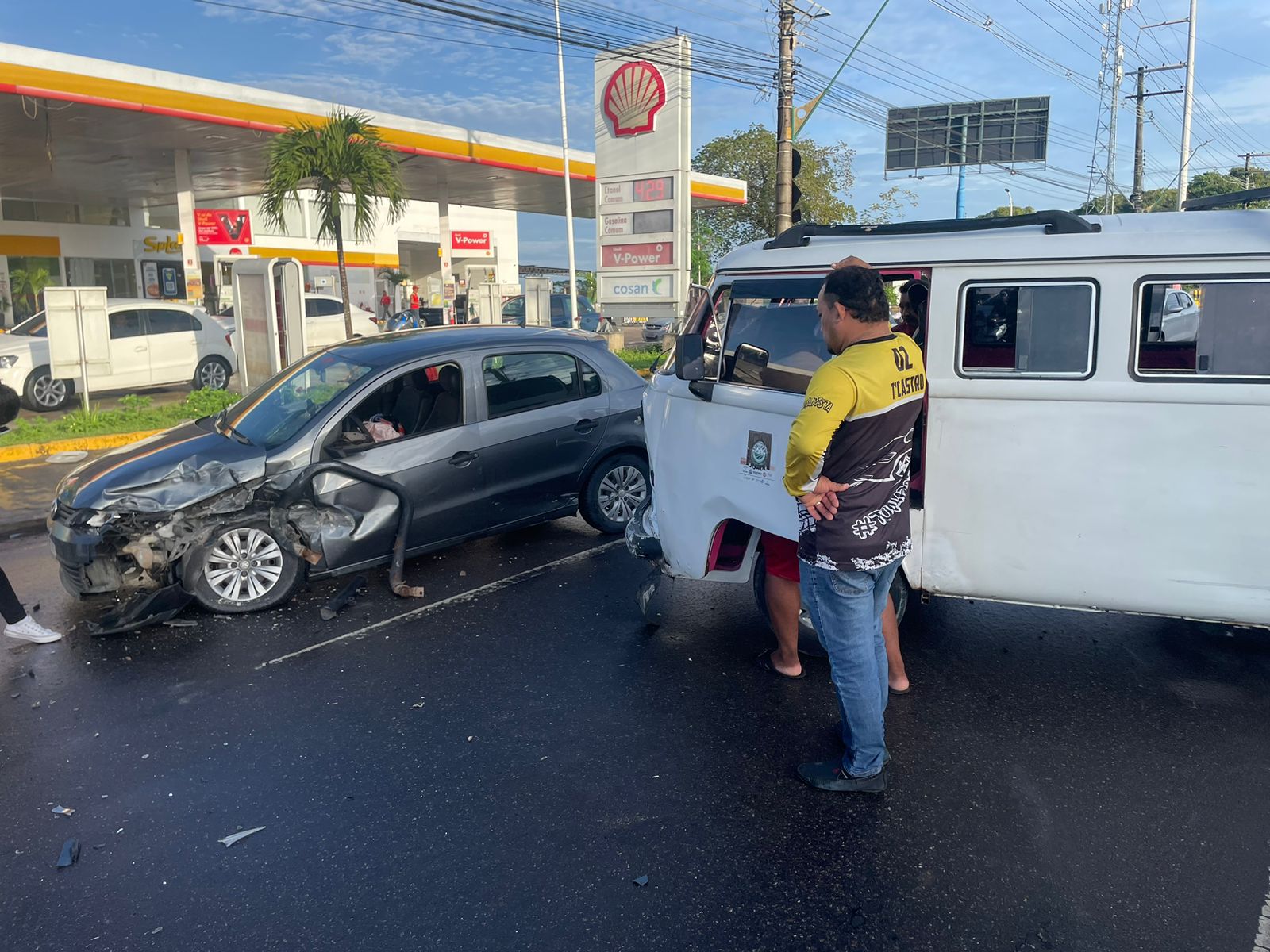 Volante de Kombi trava e causa acidente com feridos na Av. Torquato Tapajós