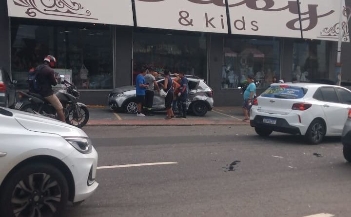Carro é atingido em cheio em cruzamento no Vieiralves e fica destruído 
