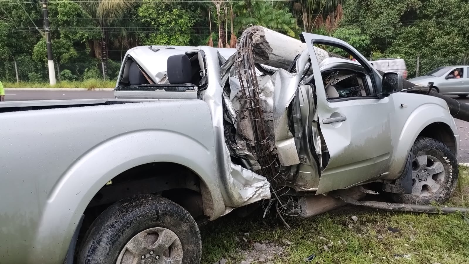 Mulher atingida por poste em acidente de carro no Tarumã está em estado grave