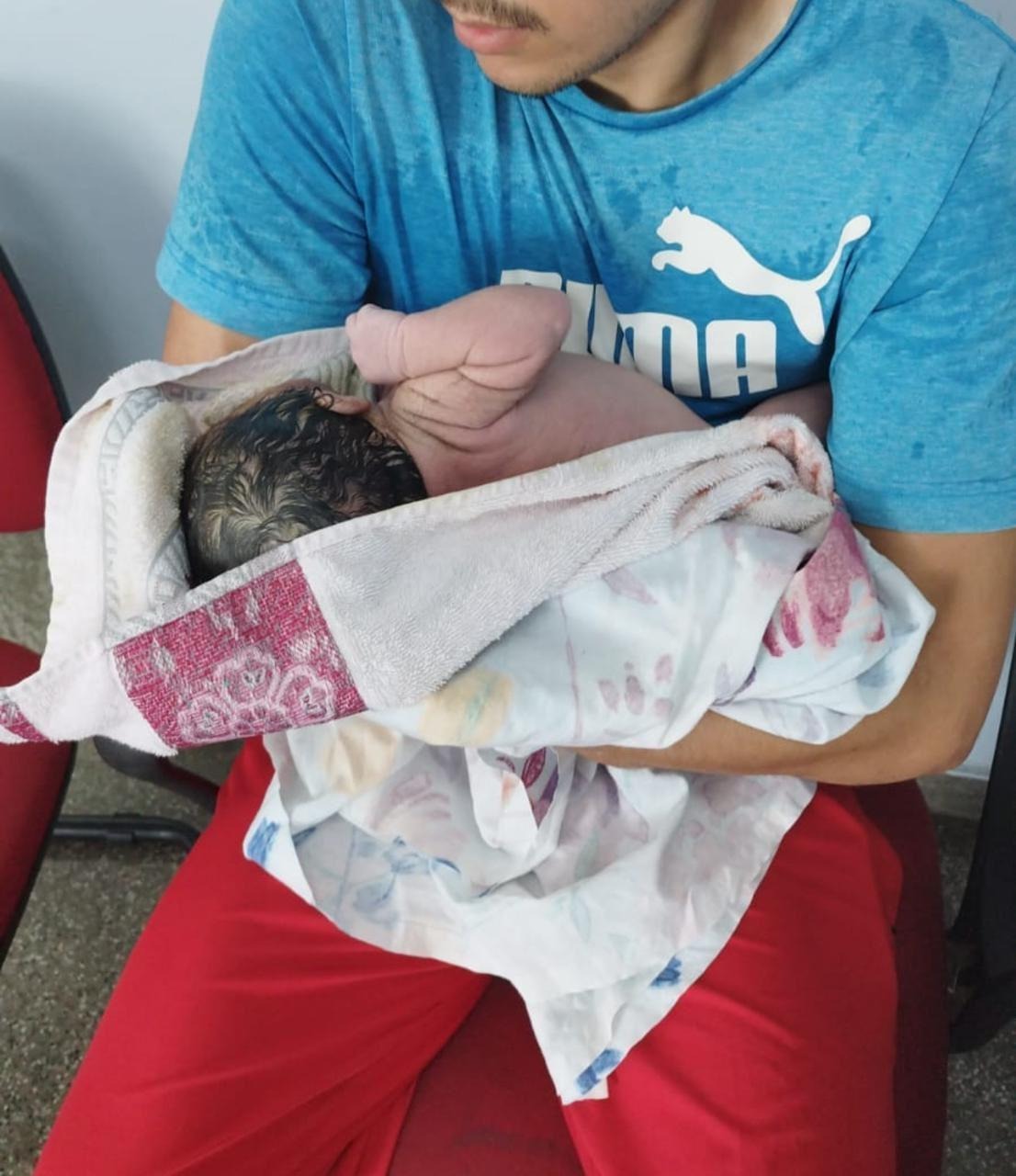 Pai tenta abandonar filho recém-nascido em delegacia de Manaus e é indiciado após verdade vir à tona