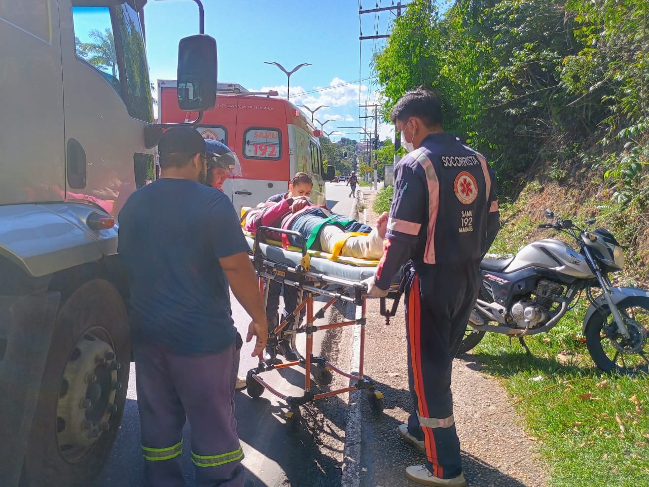 Acidente na avenida Rodrigo Otávio faz motociclistas pararem embaixo de carreta