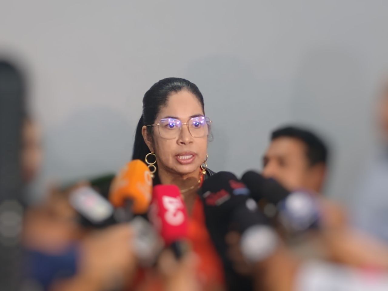 Mãe é presa por espancar e obrigar filha de 13 anos a se prostituir em Manaus