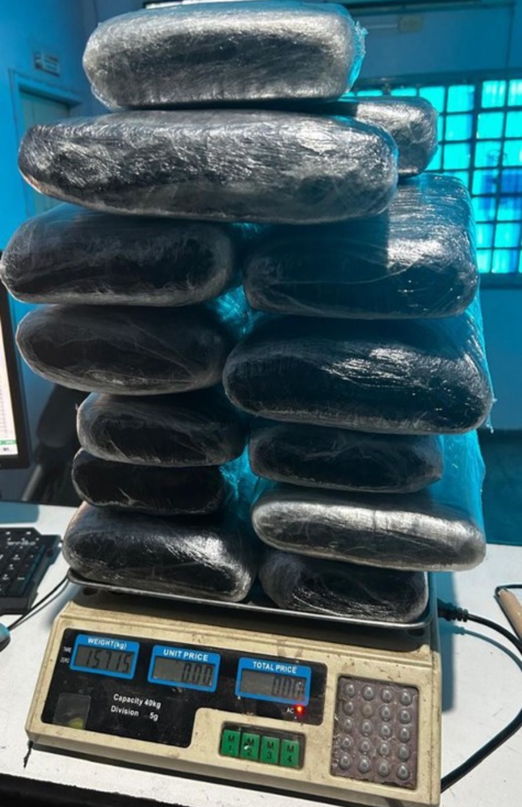 Mulher é presa com drogas em malas ao tentar embarcar em voo com destino a Manaus