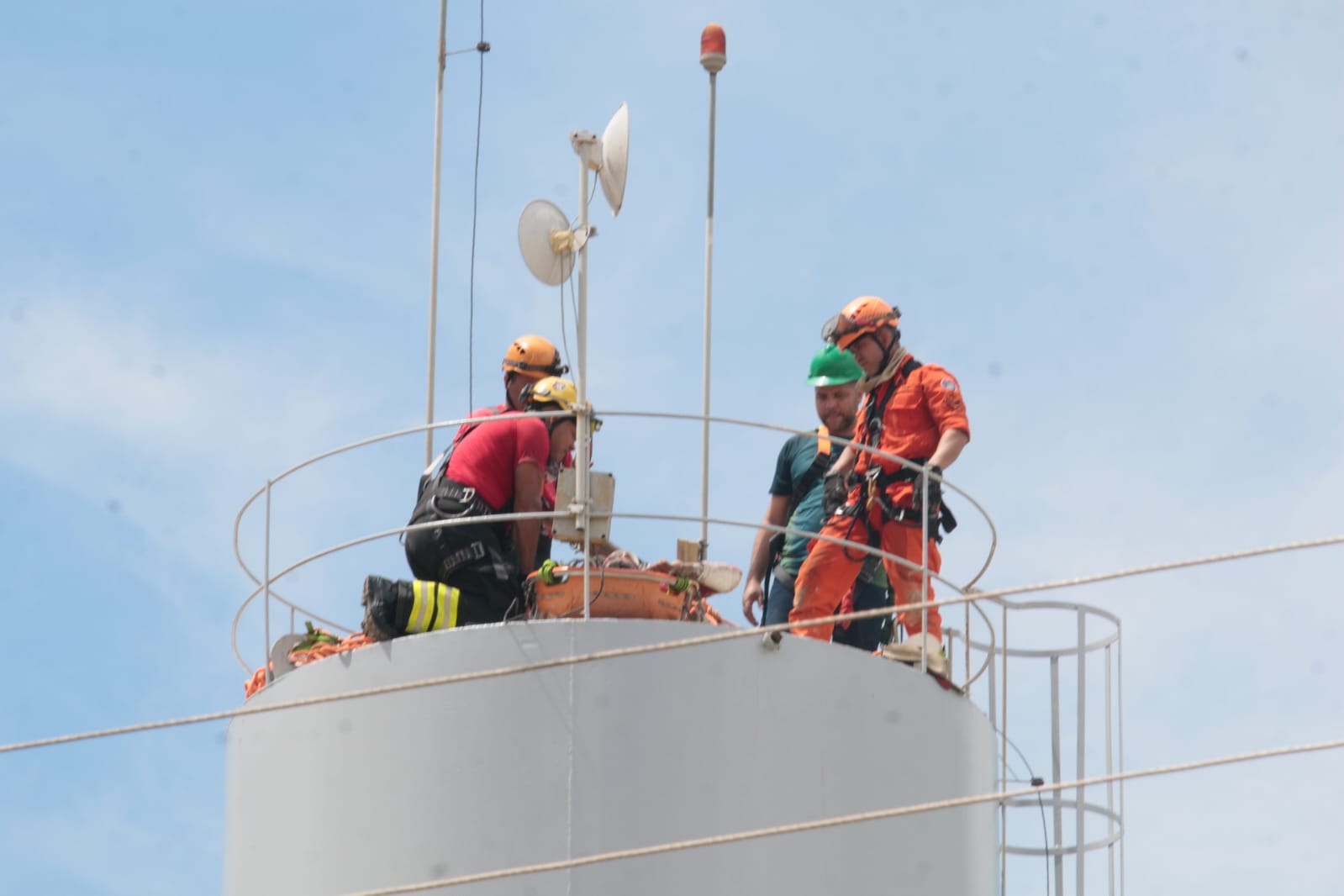 Sem oxigênio, trabalhadores desmaiam dentro de tanque d’água durante serviço em Manaus