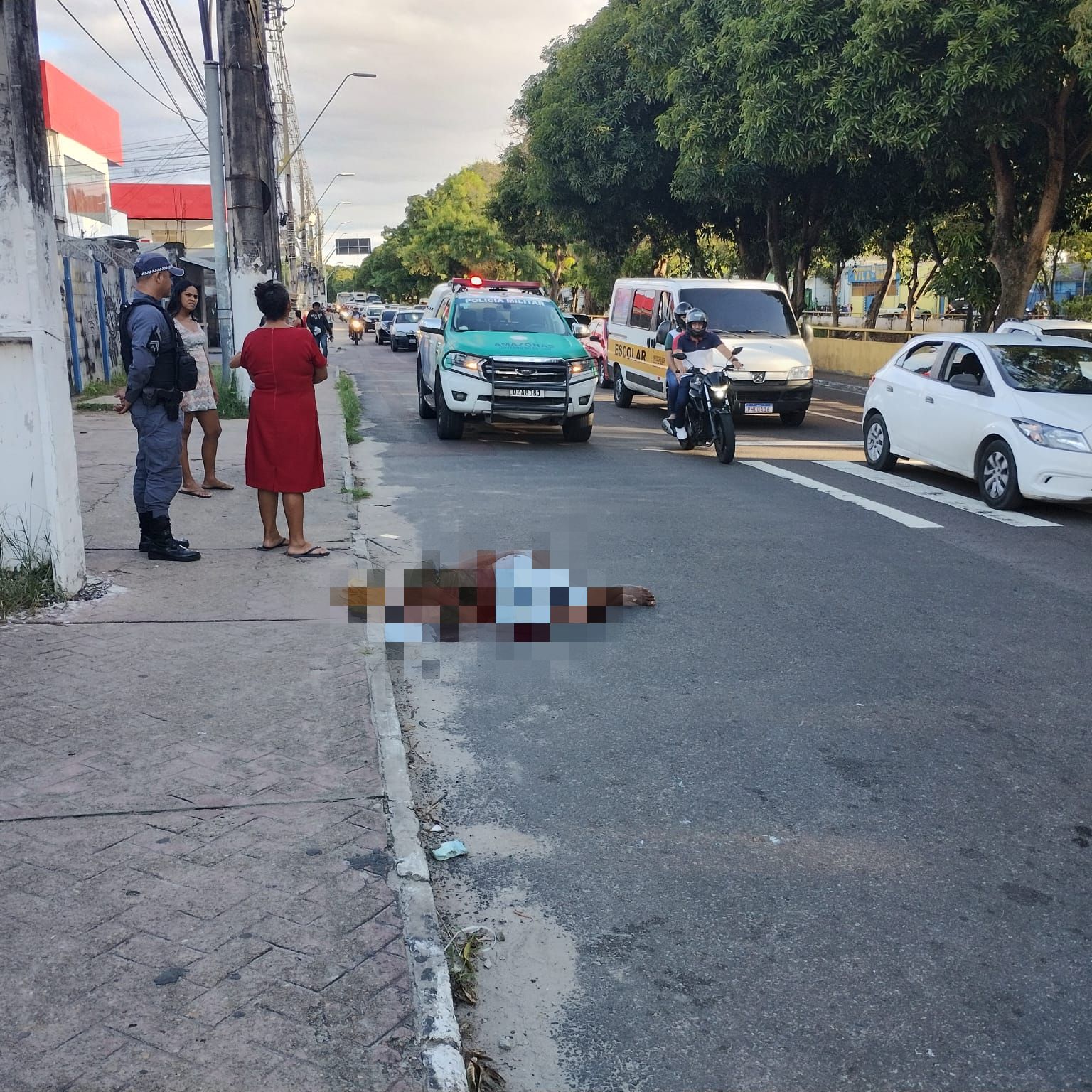 Atropelado, homem aguarda ambulância por quase 2 horas na Av. Brasil
