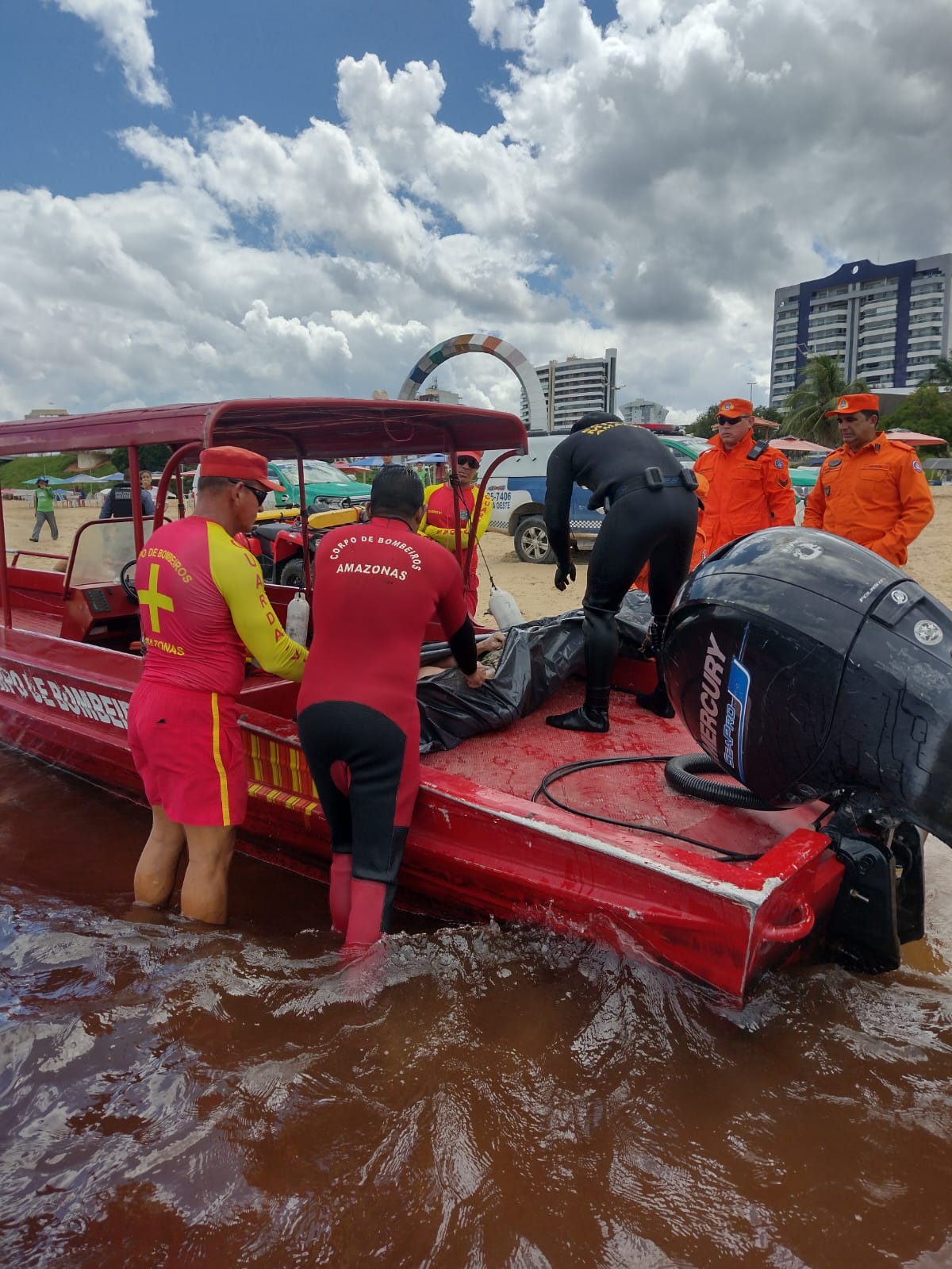 Jovem morre afogado após dar 'último mergulho' em passeio na praia da Ponta Negra