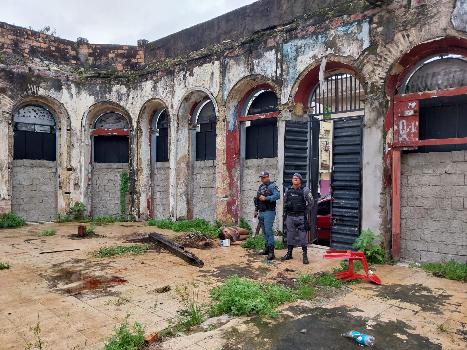 Amarrado, homem é espancado e deixado para morrer em prédio no Centro de Manaus