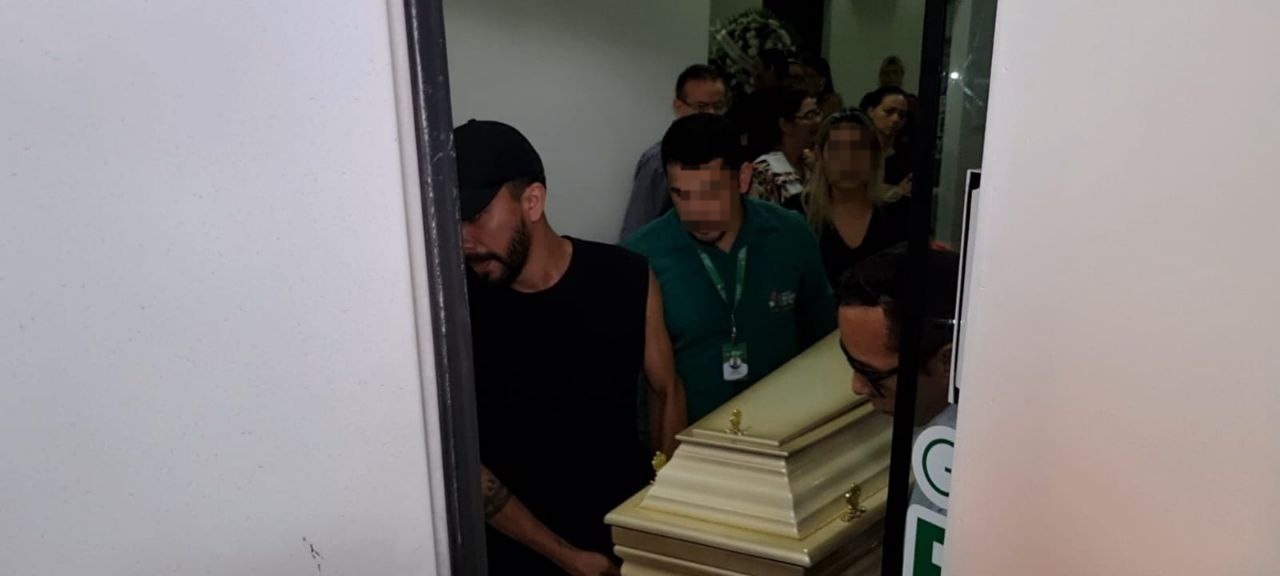 Velório de Djidja Cardoso é marcado por emoção; cortejo segue para enterro de ex-sinhazinha