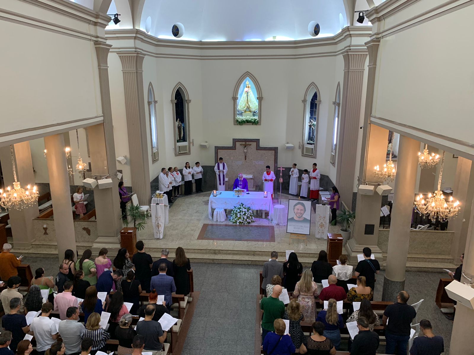 Arthur Neto faz desabafo em missa de 7º Dia de Arthur Bisneto: 'preferia no caixão'