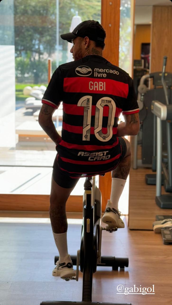 Neymar posta foto com camisa do Flamengo e ganha comentário de Gabigol