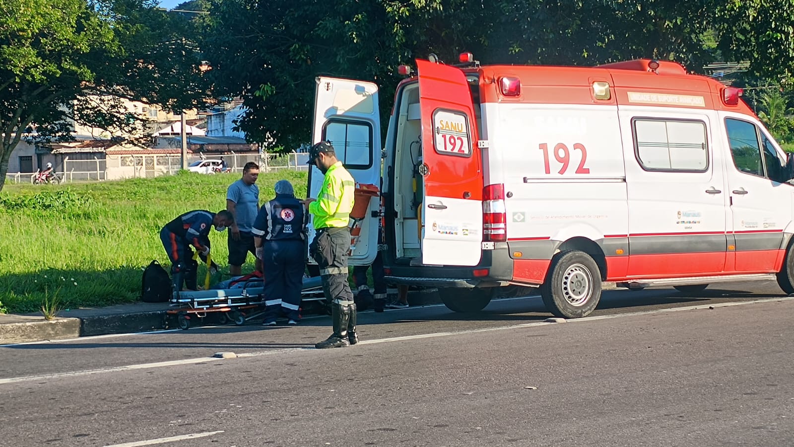 Jovem é atropelado na faixa de pedestre enquanto atravessava a Avenida das Torres