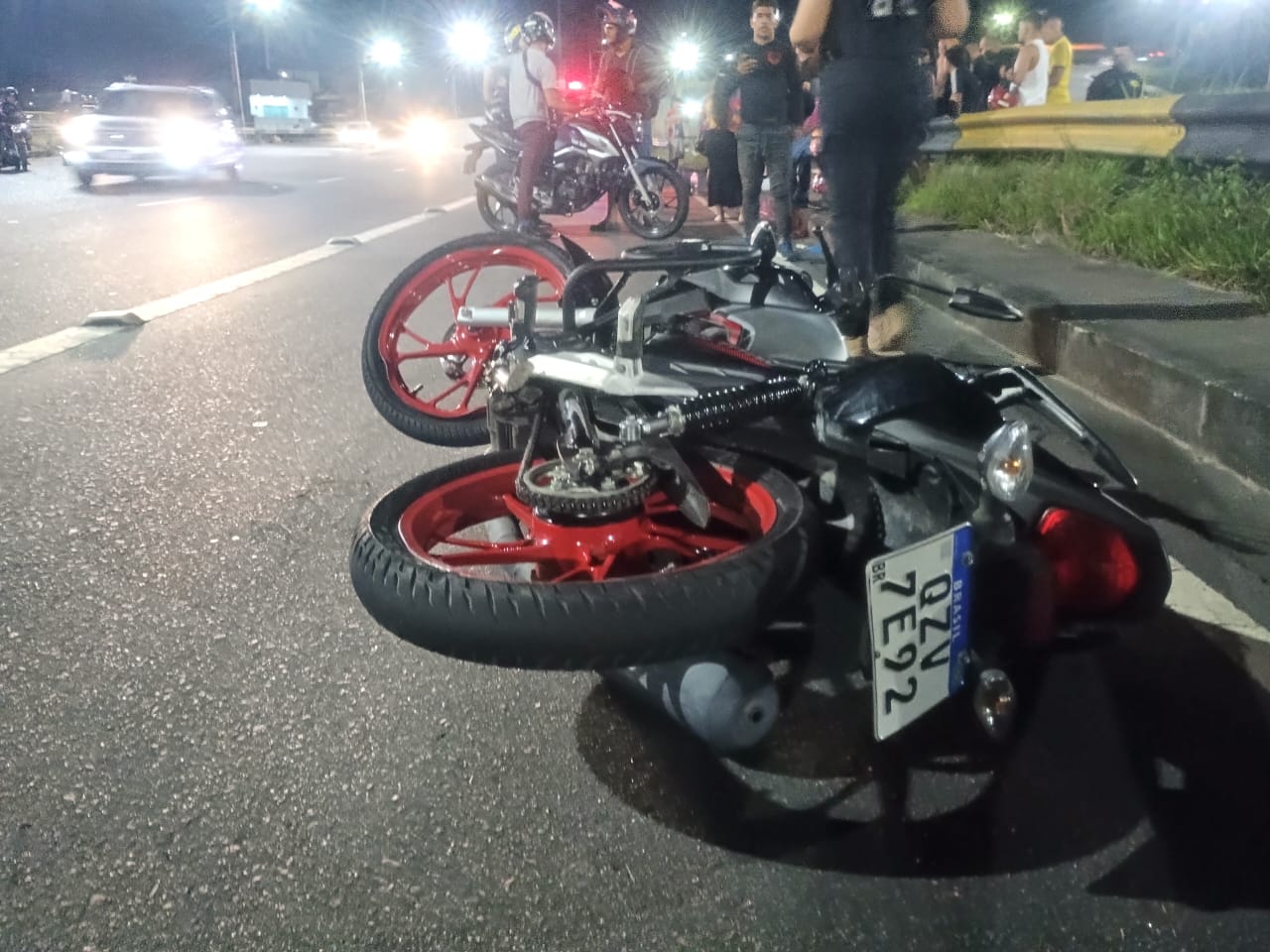 Motociclista morto na Avenida das Torres mexeu no celular durante curva, diz testemunha