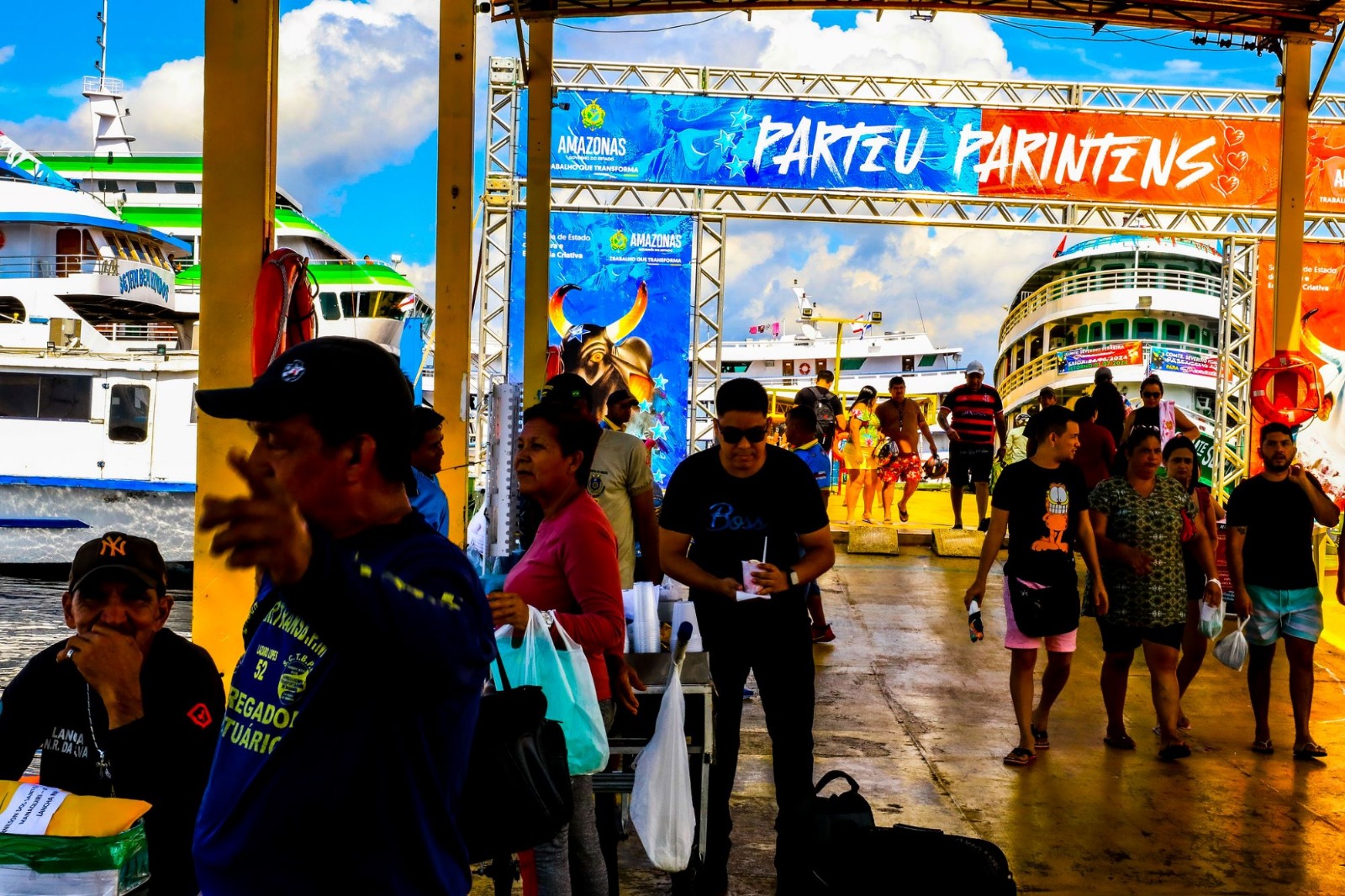 Torcedores embarcam rumo a Parintins para o confronto entre Caprichoso e Garantido