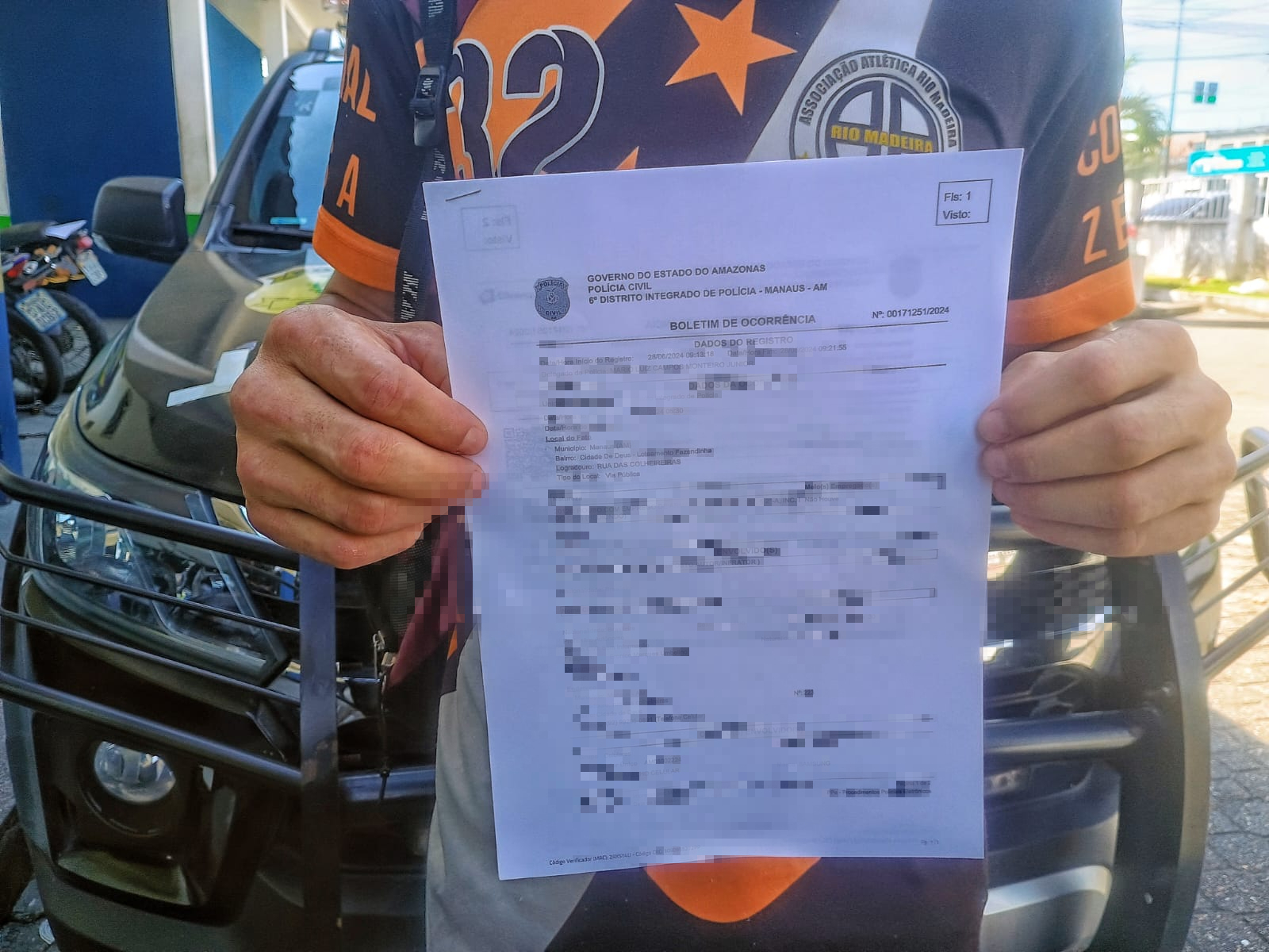 Disfarçada de mototaxista e passageiro, dupla assalta e aterroriza casal 