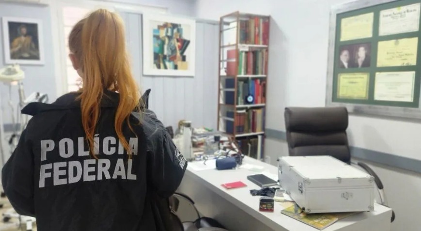 PF prende homem por falsificar diplomas de Mestrado e Doutorado