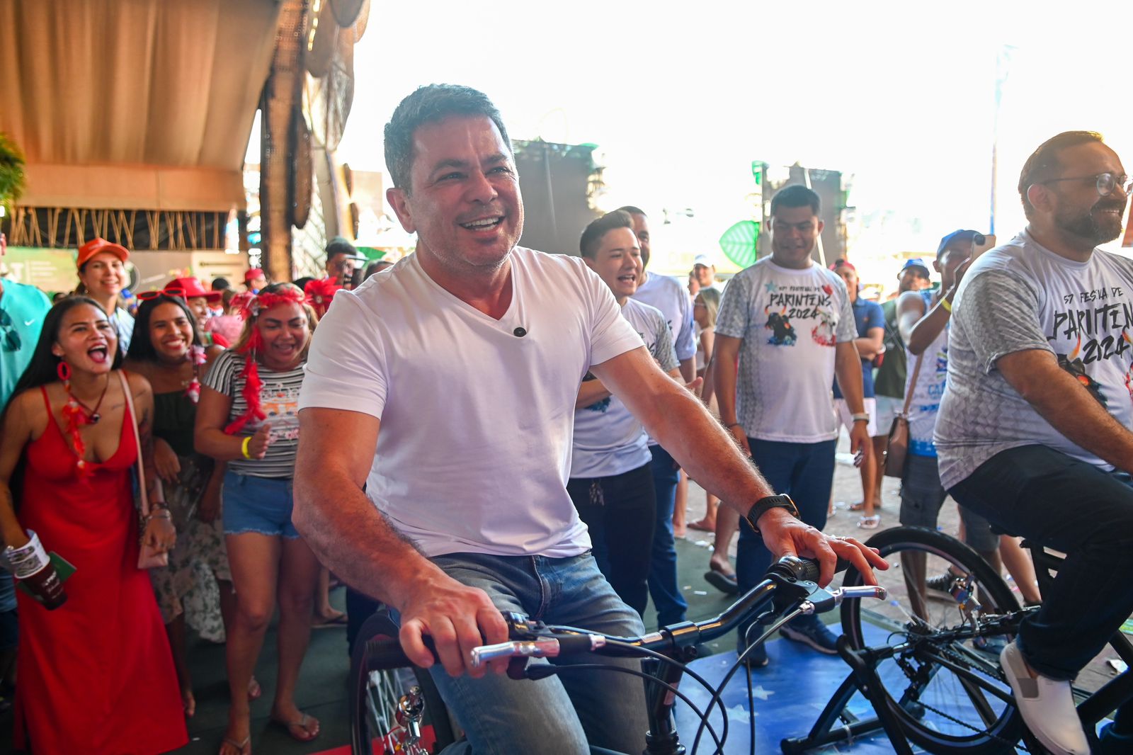 Quem gera mais energia limpa? Torcidas participam de ação sustentável em Parintins