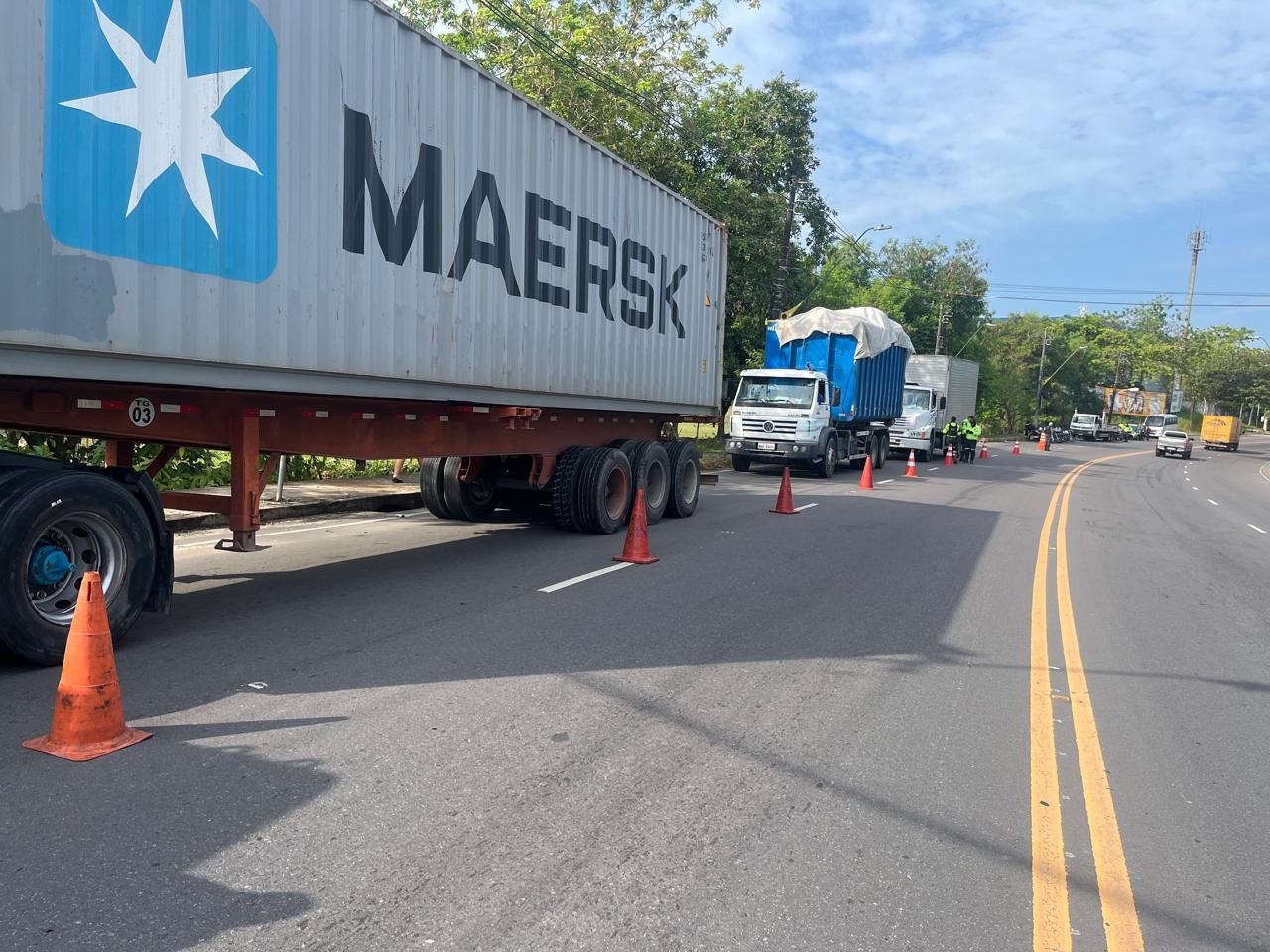 Operação fiscaliza veículos pesados irregulares em Manaus