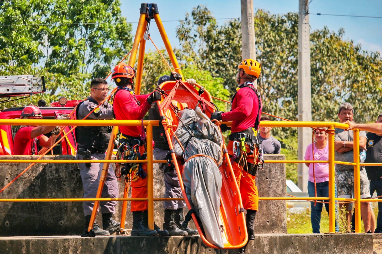 Jovem achado morto em igarapé no Tarumã teve pernas decepadas