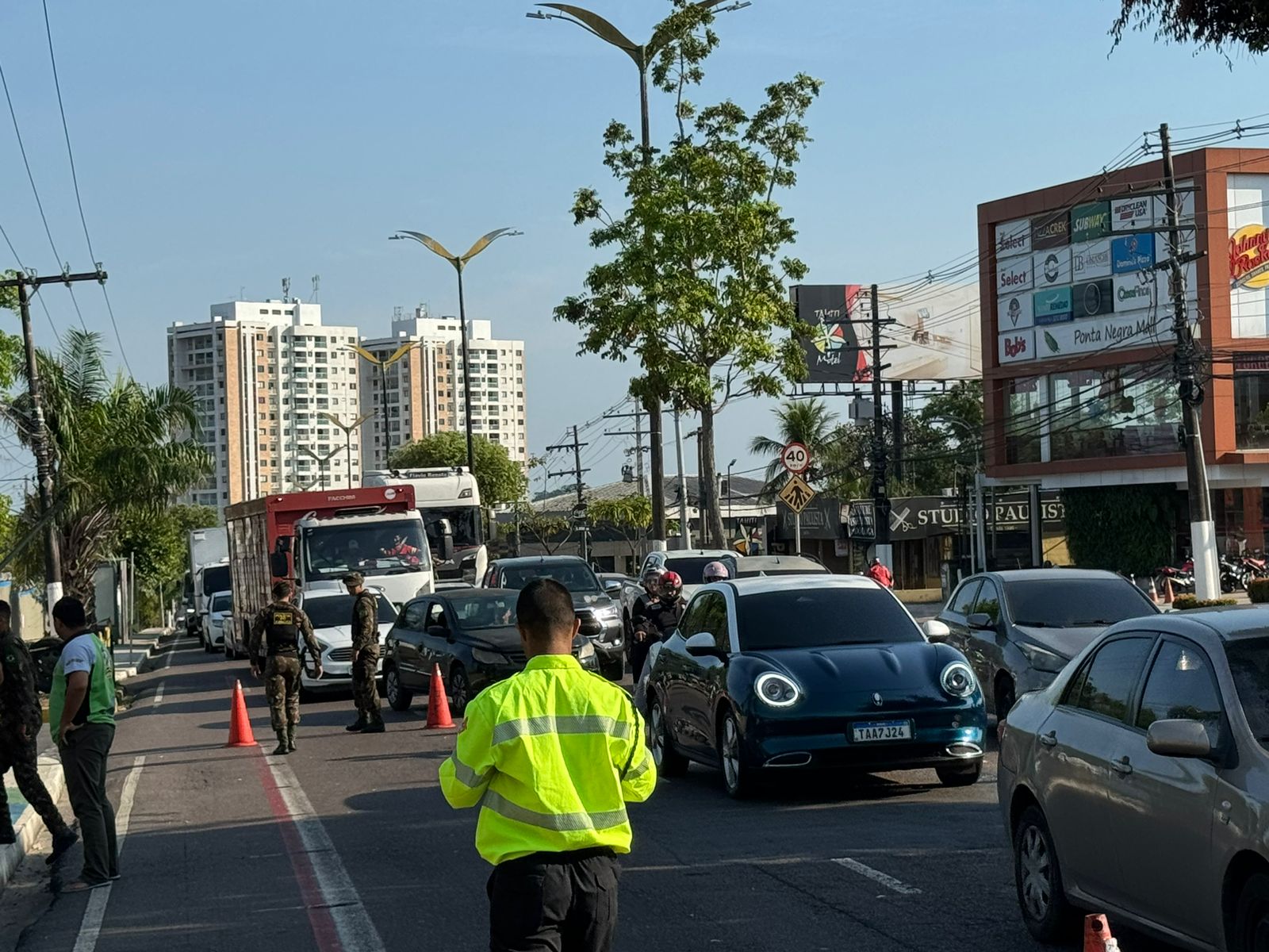 Trânsito fica caótico na Ponta Negra após soldado do Exército morrer em acidente