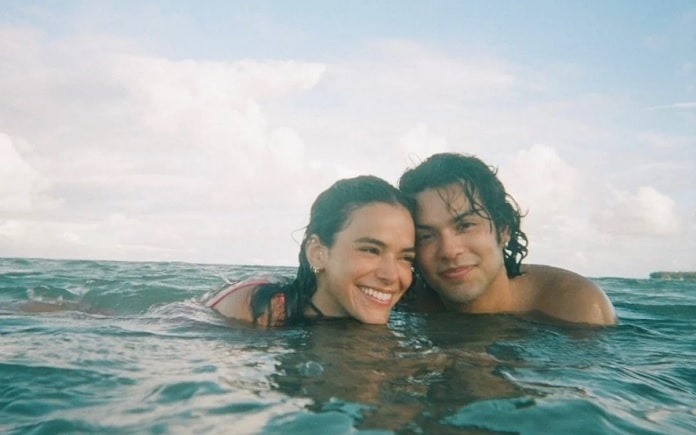 Xolo Maridueña sai em defesa de Bruna Marquezine após atriz ser acusada de traição