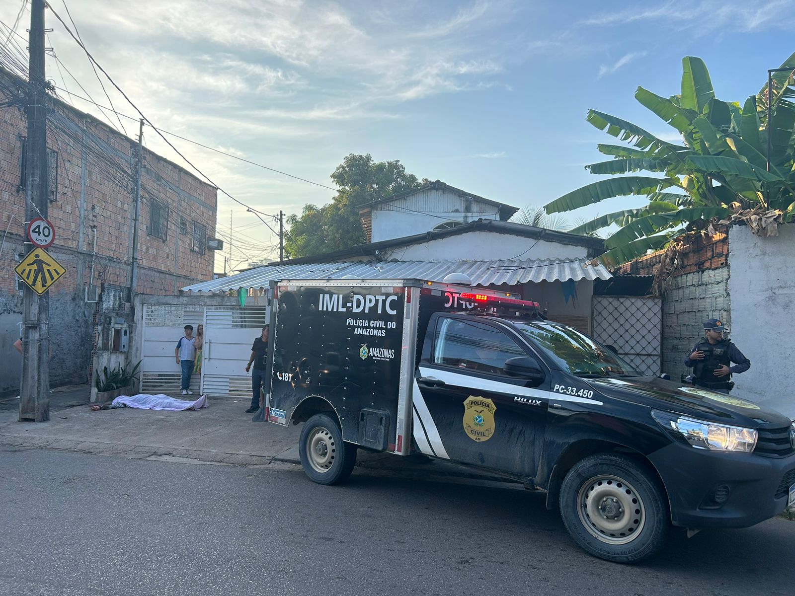 Homem é executado com mais de 20 tiros na frente de beco no Aleixo