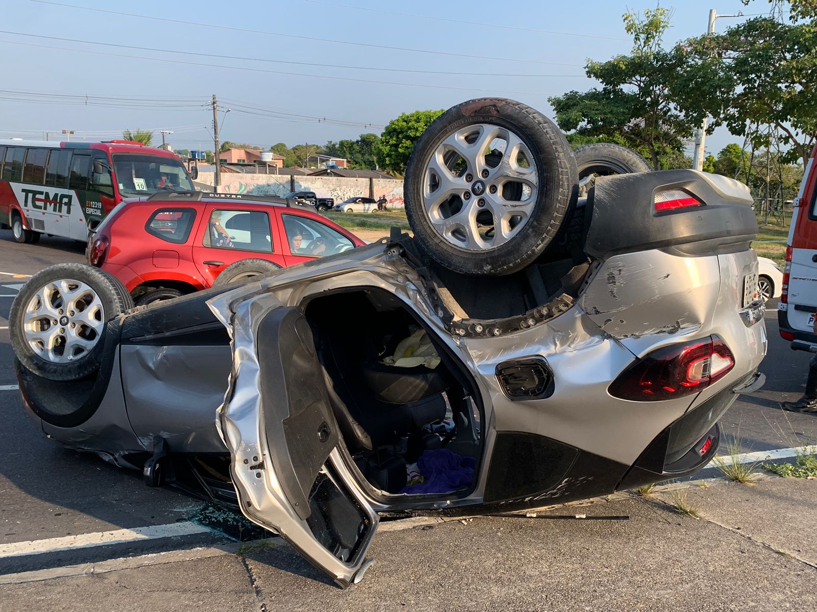 Acidente após mudança brusca de faixa faz carro capotar na Avenida das Torres