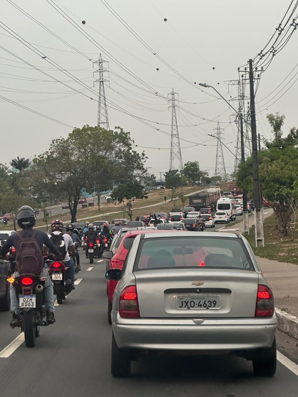 Veículo em pane trava trânsito e causa congestionamento na Avenida das Torres