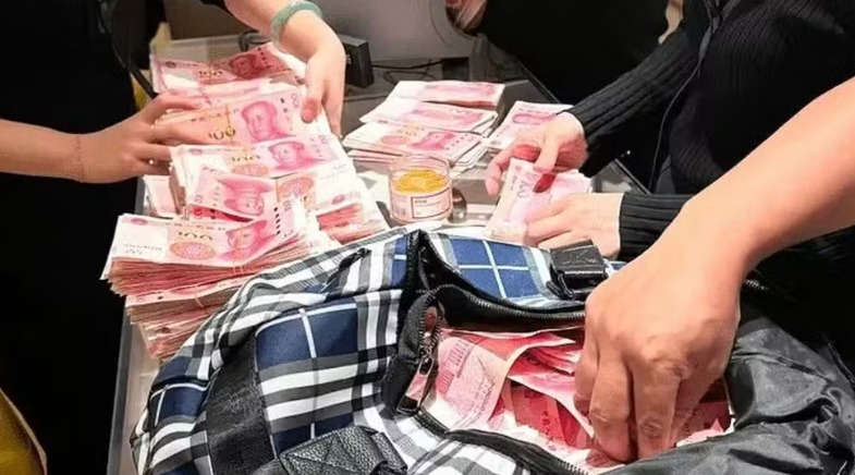 Por vingança, chinesa faz vendedores da Louis Vuitton contarem R$ 466 mil e desiste da compra