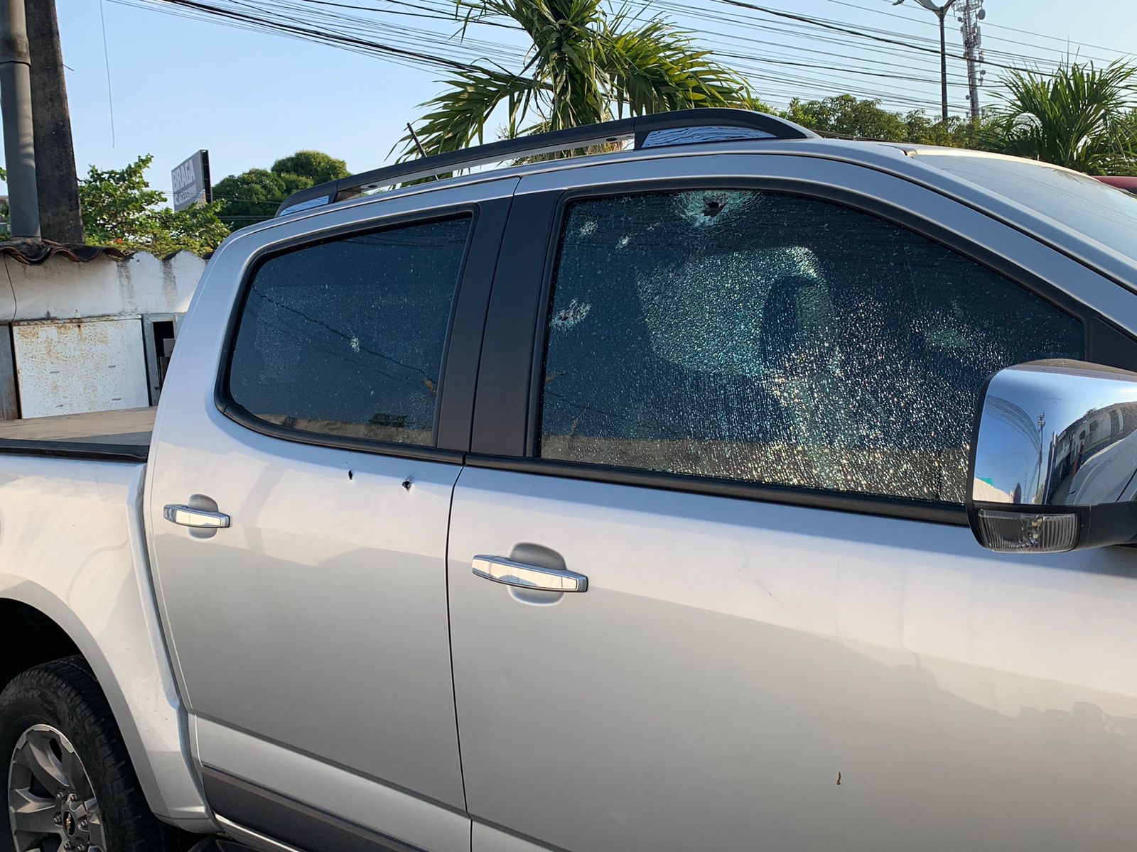 Perseguição termina com 2 baleados após roubo de carro em Manaus
