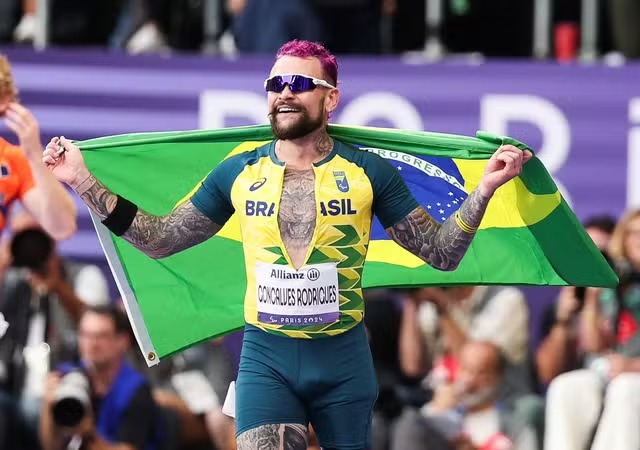 Vinicius Rodriguez, do BBB24, é bronze nos 100m rasos nas Paralimpíadas de Paris