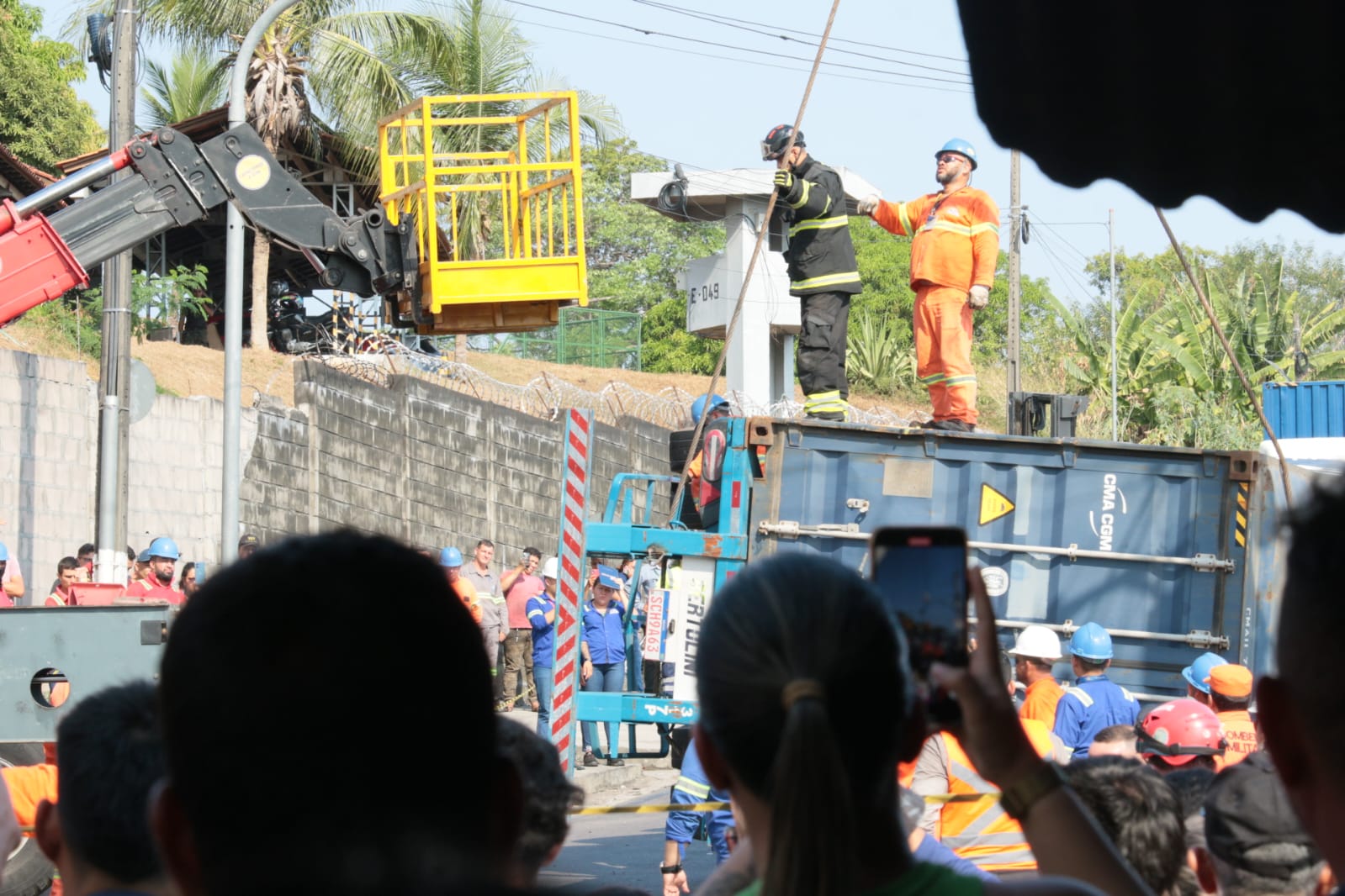 Bombeiros retiram carreta que tombou em cima de carro em Manaus; Veja imagens