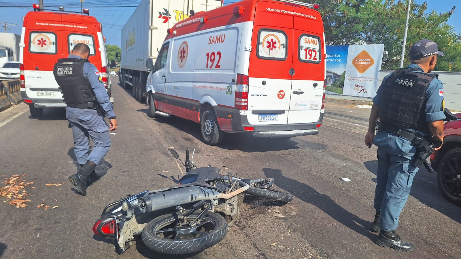 Motociclista de app e passageira quase são esmagados por carreta na Ponta Negra