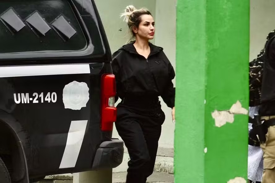 Presa, Deolane é flagrada ao chegar ao IML para exame de corpo de delito; veja fotos