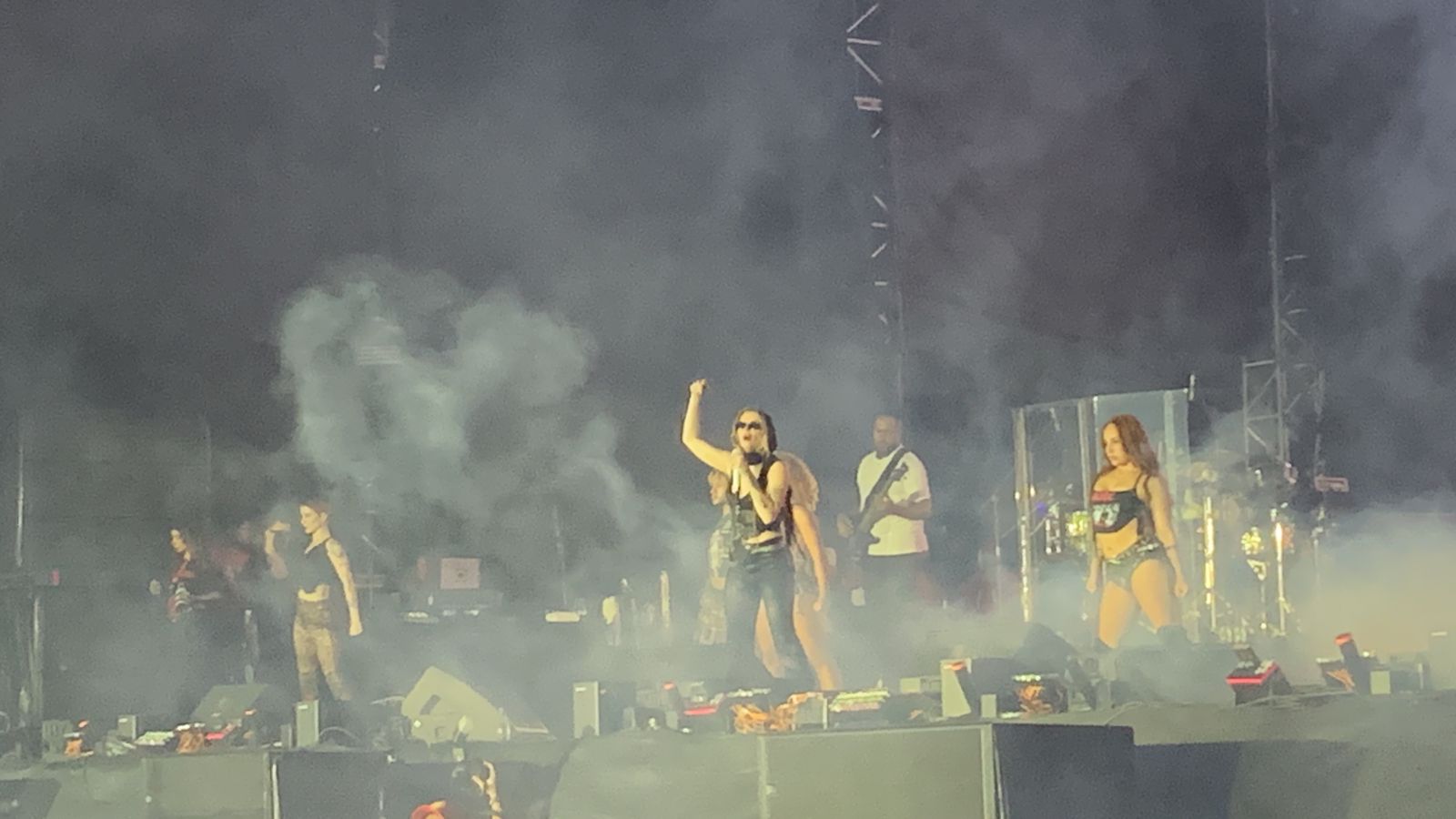 Luísa Sonza agita público manauara no Passo a Paço; vídeos