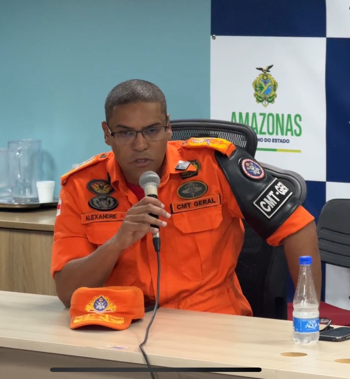 Bombeiros combatem incêndio criminoso na AM-070: "É o segundo em 30 dias", diz comandante