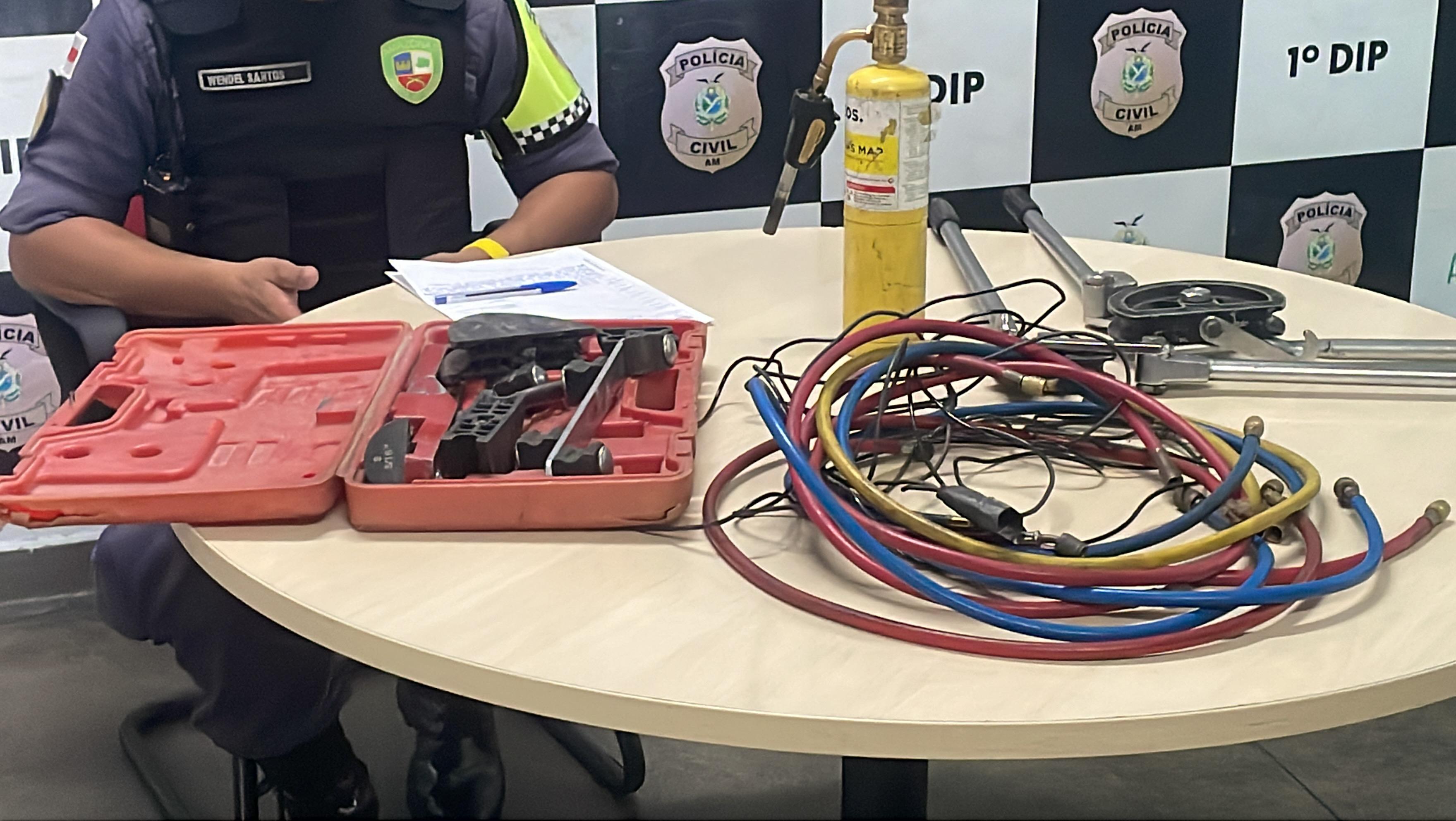 Polícia apreende ferramentas suspeitas dentro do Banco do Brasil em Manaus