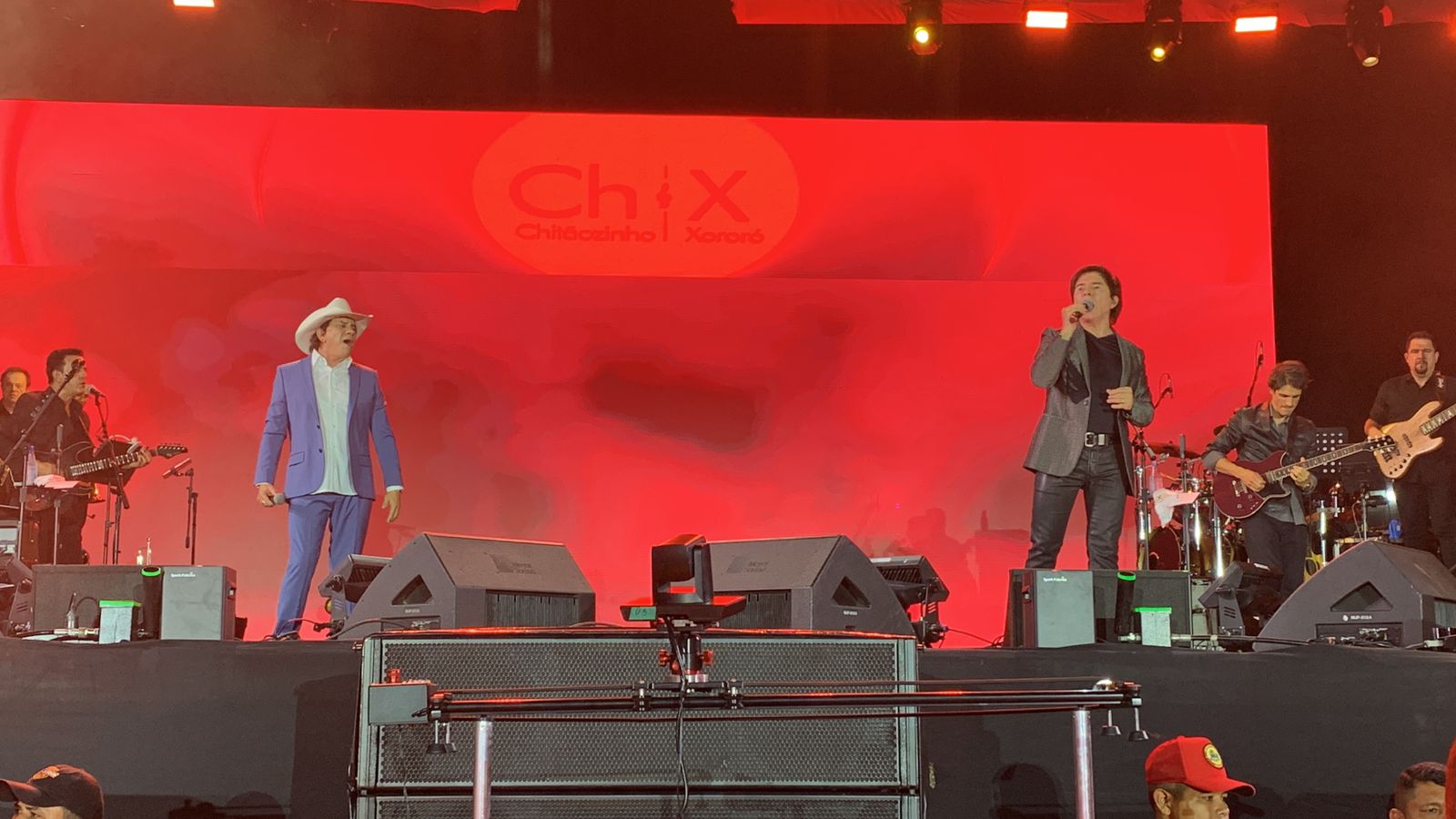 Chitãozinho e Xororó emocionam o público no Passo a Paço 2024