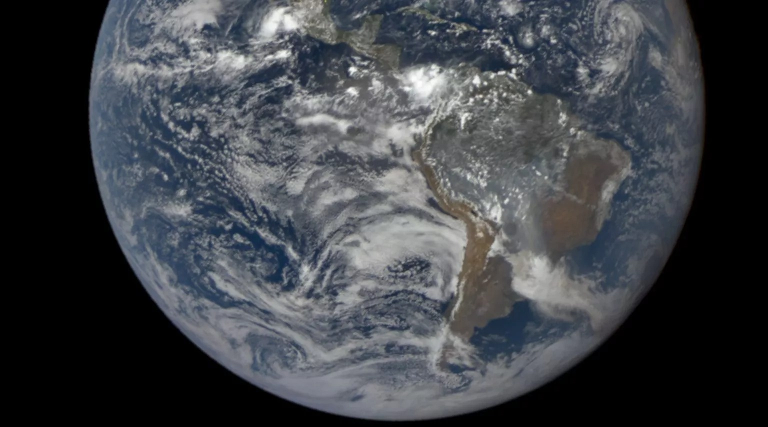Fumaça que cobre o Brasil é vista por satélite da NASA a mais de 1,5 milhão de km da Terra