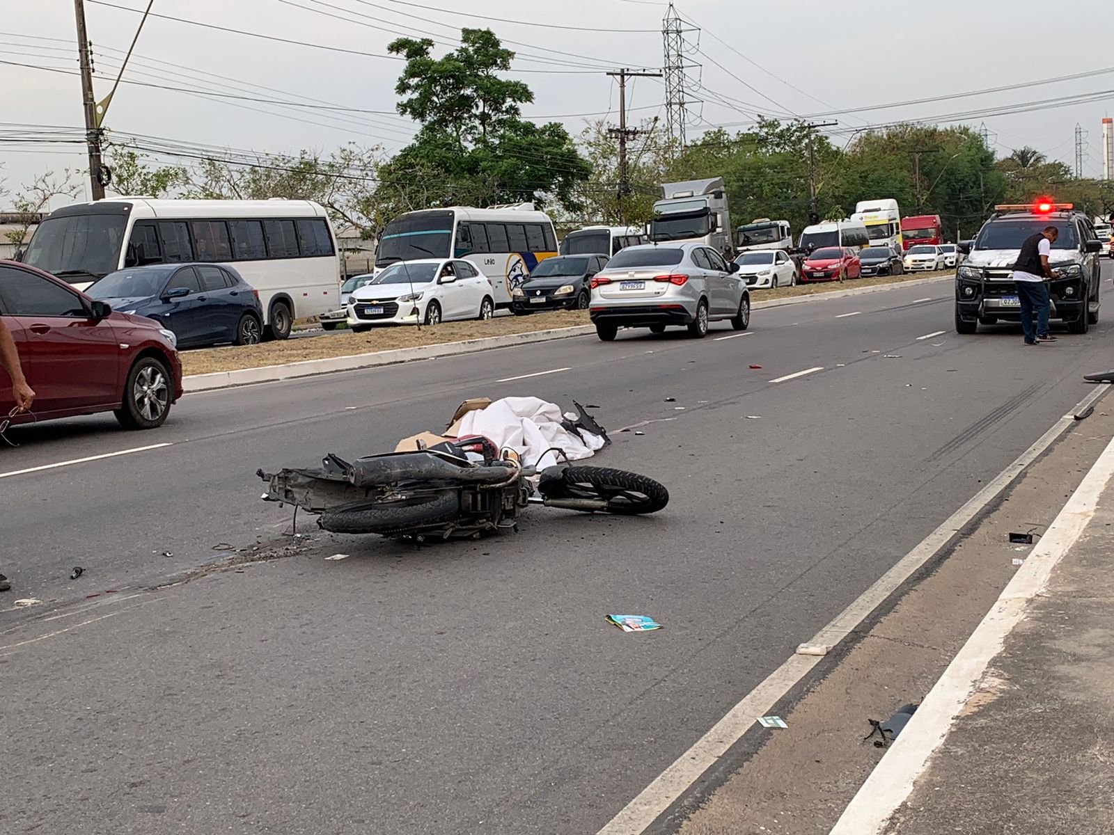 Motociclista morre após ser atropelado por carreta em Manaus