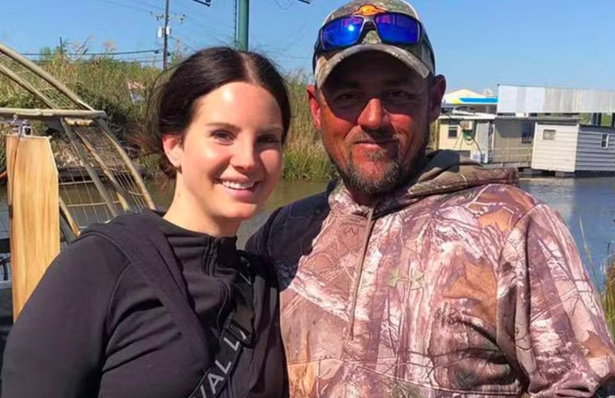 Lana Del Rey diz que ela e o marido são perseguidos por paparrazzi dentro de casa