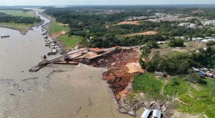 Barranco desaba em Manacapuru destrói flutuantes e naufraga barcos
