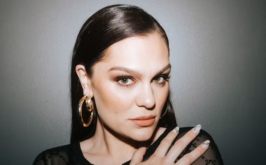 Jessie J tem casa invadida e mais de R$ 110 mil em joias roubados