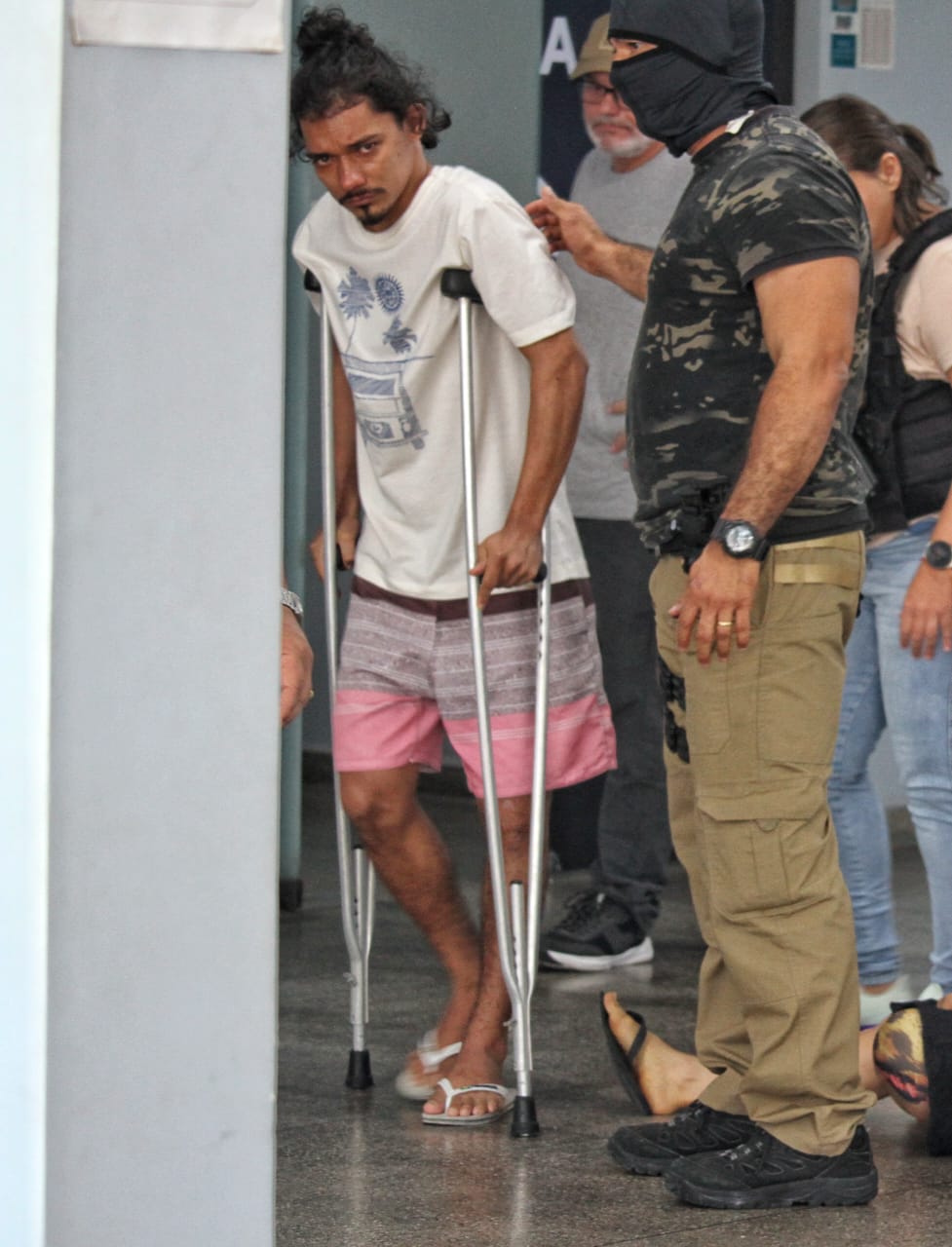 Suspeito de matar ex-parceiro de facção atirou na própria perna durante o crime